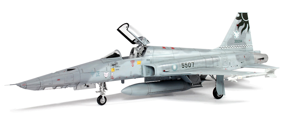 中華民国空軍 中正号 F-5F タイガー 2 + RF-5E タイガーアイ リミテッドエディション 2機セット プラモデル (AFV CLUB 1/48 エアクラフト プラモデル No.AR48S11) 商品画像_2