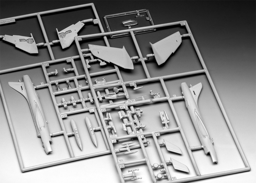 ホーカー ハンター FGA.9 プラモデル (レベル 1/144 飛行機 No.03833) 商品画像_1