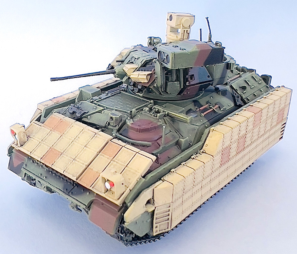 M2A3 ブラッドレー w/ERA 迷彩塗装 完成品 (ドラゴン 1/72 NEO DRAGON ARMOR (ネオ ドラゴンアーマー) No.63125) 商品画像_1