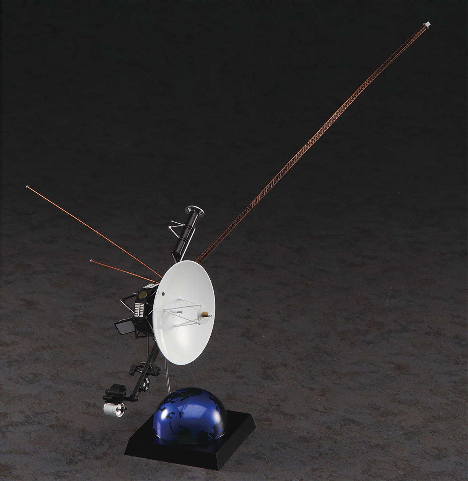 無人宇宙探査機 ボイジャー w/ミッションエンブレムワッペン プラモデル (ハセガワ 1/200 スペースサイエンスシリーズ No.SP635) 商品画像_1