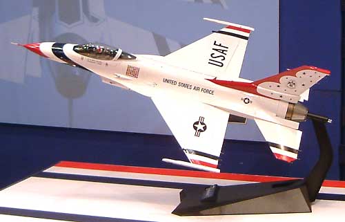 F-16C ファイティングファルコン サンダーバーズ プラモデル (タミヤ 1/32 エアークラフトシリーズ No.016) 商品画像_2