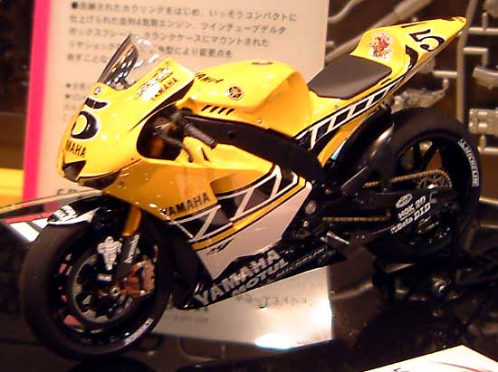 ヤマハ YZR-M1 50ｔｈ アニバーサリー USインターカラーエディション プラモデル (タミヤ 1/12 オートバイシリーズ No.104) 商品画像_3