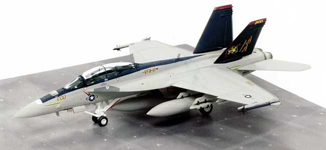 F/A-18F スーパーホーネット VFA-11 レッド リッパーズ CAG w/キャリアー デッキ 完成品 (ドラゴン 1/72 ウォーバーズシリーズ （ジェット） No.50356) 商品画像_1