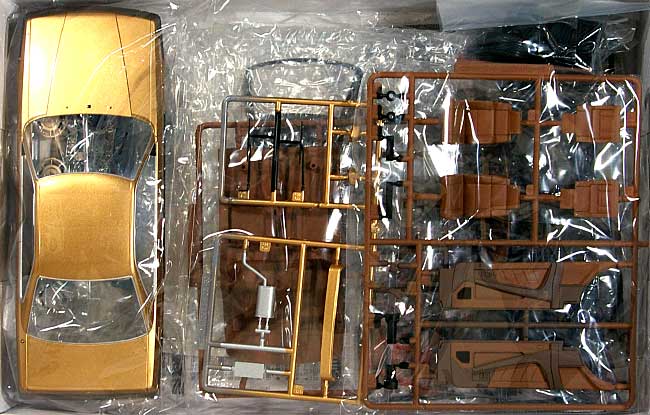 F31 レパード アルティマ 前期型 (ゴールドメタリックツートン) プラモデル (アオシマ 1/24 プリペイントモデル シリーズ No.019) 商品画像_1