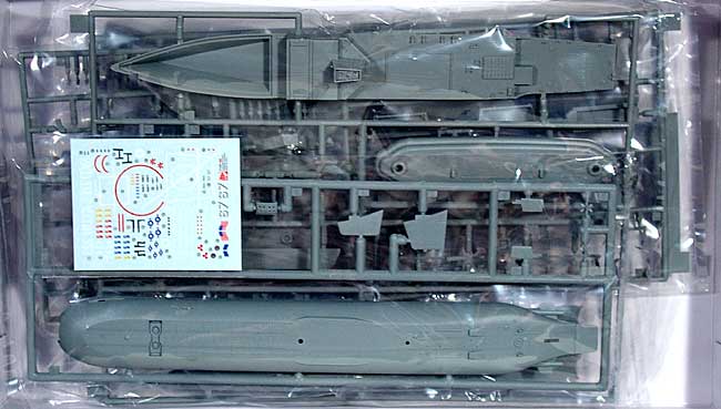 ロシア海軍 タイフーン級原子力潜水艦 ＋ アメリカ海軍 U.S.S.コール (DDG-67) プラモデル (サイバーホビー 1/700 Super Value Pack （オレンジボックス） No.7107) 商品画像_1