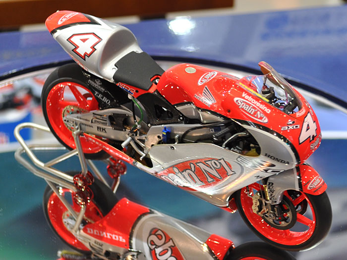 ホンダ NSR250 チーム スペインズ No.1 ホンダ グレッシーニ (2002 WGP250) プラモデル (ハセガワ 1/12 バイク 限定生産 No.21706) 商品画像_2