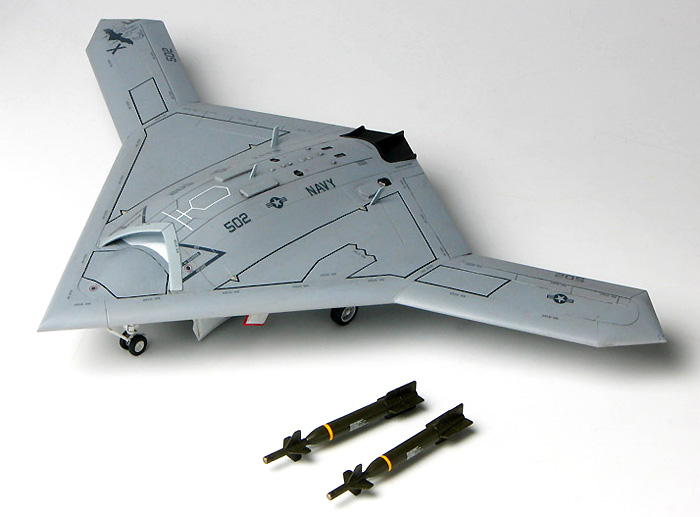 アメリカ海軍 無人爆撃機 X-47B w/GBU-27 プラモデル (プラッツ 1/72 プラスチックモデルキット No.AC-012) 商品画像_3