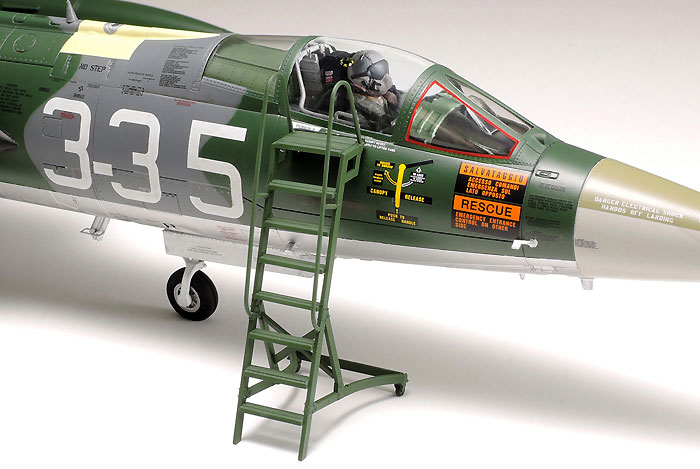 F-104 G/S スターファイター (パイロットフィギュア付き) プラモデル (イタレリ 1/32 飛行機 No.25176) 商品画像_2