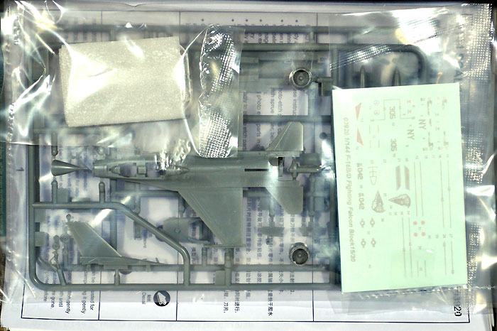 F-16B/D ファイティングファルコン Block 15/30 プラモデル (トランペッター 1/144 エアクラフトシリーズ No.03920) 商品画像_1