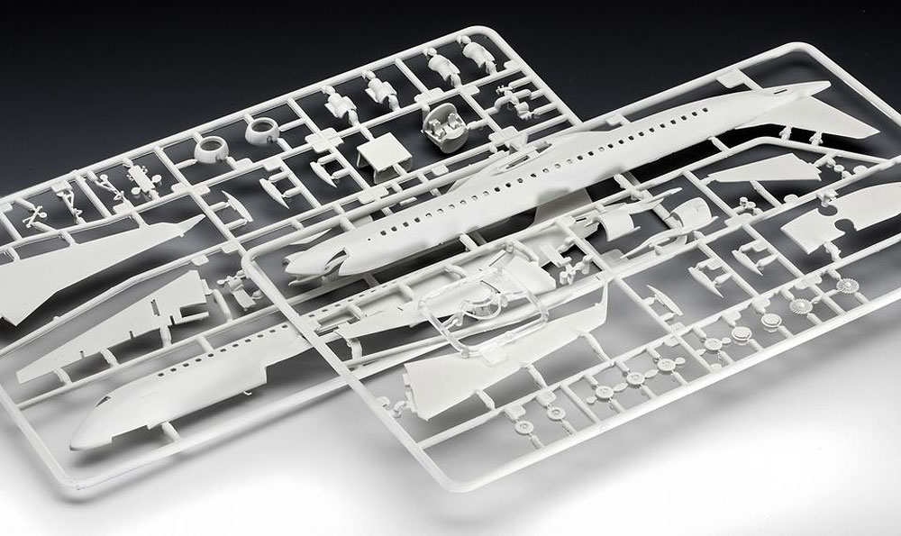 エンブラエル 190 ルフトハンザ プラモデル (レベル 1/144 旅客機 No.03937) 商品画像_1