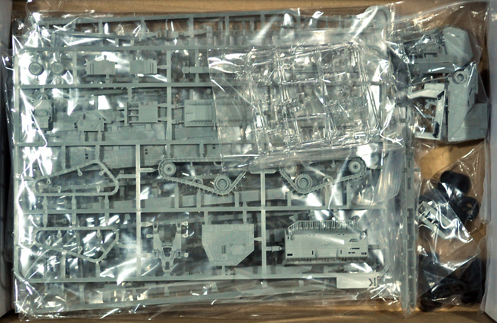 M1070 & M1000 70トン 戦車運搬車 w/D9R ブルドーザー プラモデル (タコム 1/72 ミリタリー No.5002) 商品画像_1