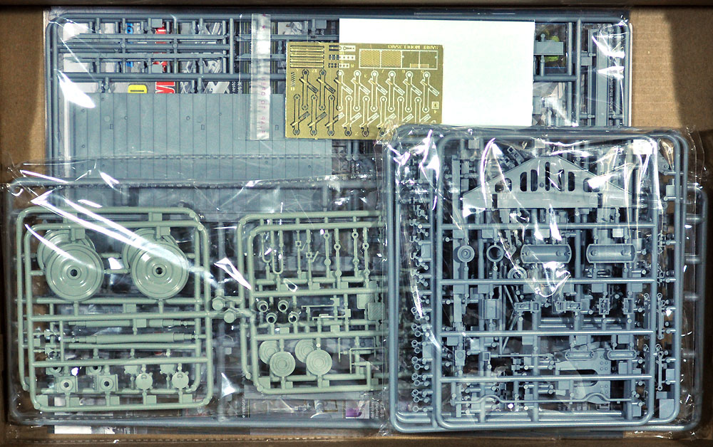 ドイツ 2軸 Ommr 平貨車 2 in 1 w/線路 プラモデル (サーベルモデル 1/35 ミリタリー No.35A003) 商品画像_1