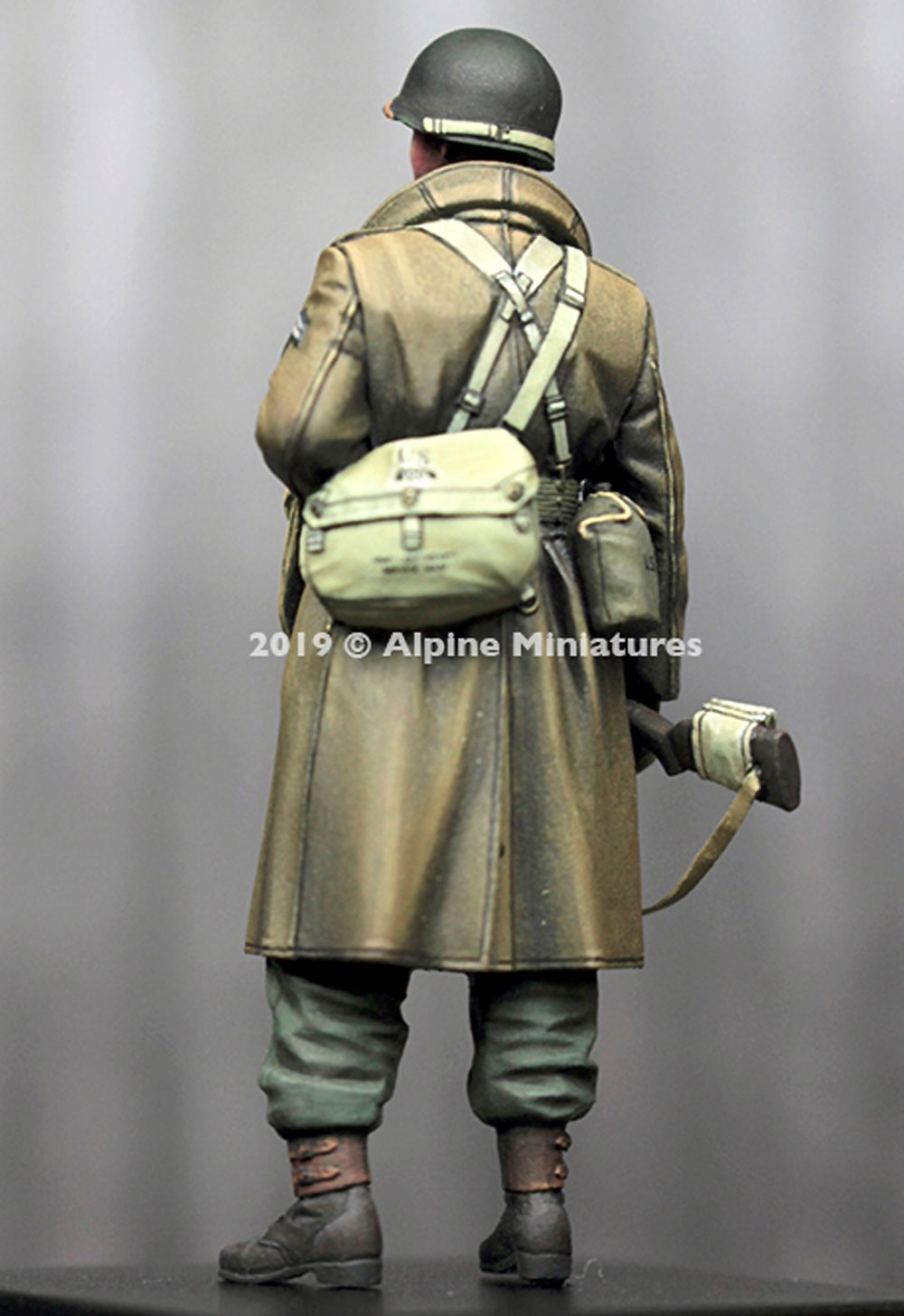 WW2 アメリカ陸軍 カービン銃を持つ冬季装備の下士官 レジン (アルパイン 1/35 フィギュア No.AM35259) 商品画像_4