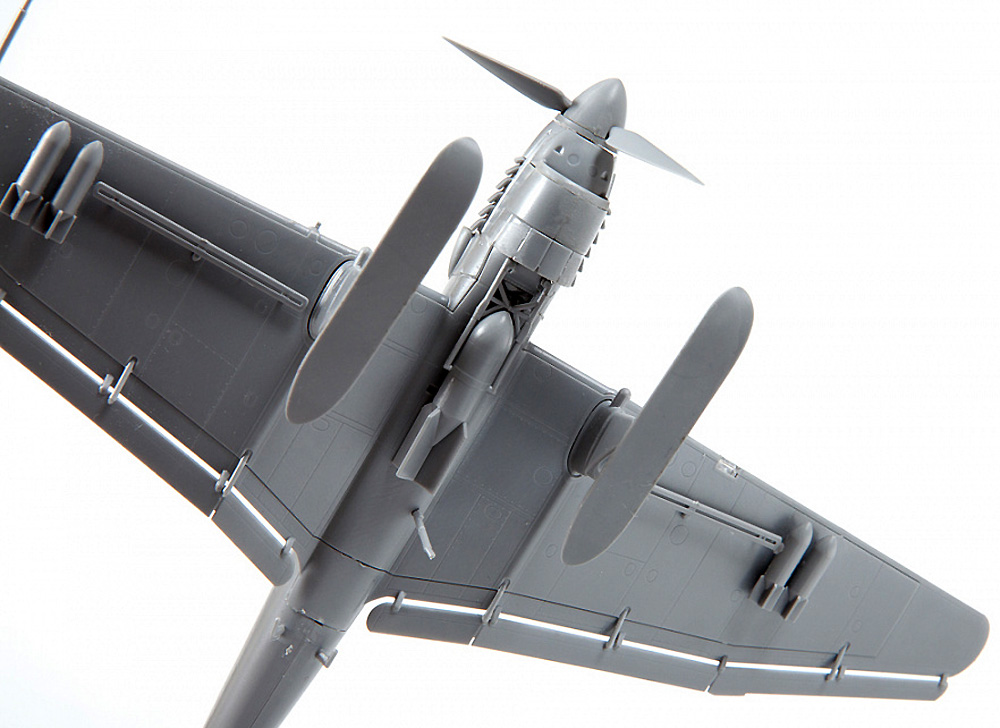 Ju-87B‐2/U4 スツーカ w/スキー ドイツ 急降下爆撃機 プラモデル (ズベズダ 1/72 エアクラフト プラモデル No.7323) 商品画像_4